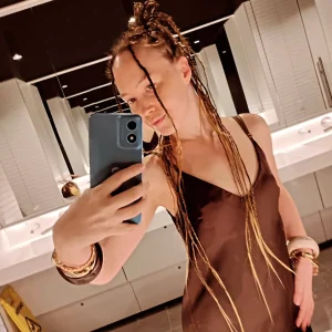 Diana's selfie in mirror